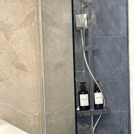 De Luxe Climatise, Parking & 2 Balcons Apartment *