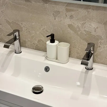 De Luxe Climatise, Parking & 2 Balcons Apartment