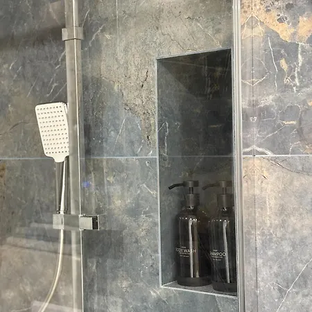 Apartment De Luxe Climatise, Parking & 2 Balcons
