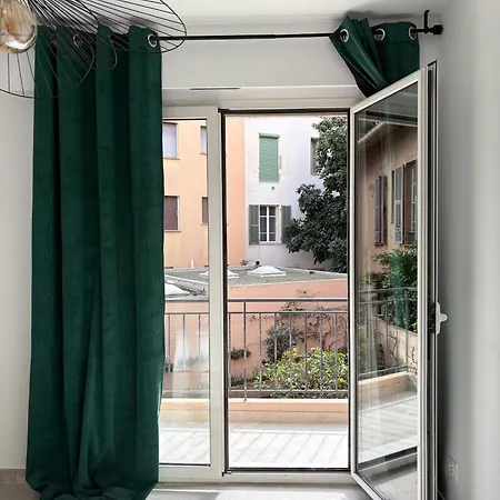 De Luxe Climatise, Parking & 2 Balcons Apartment