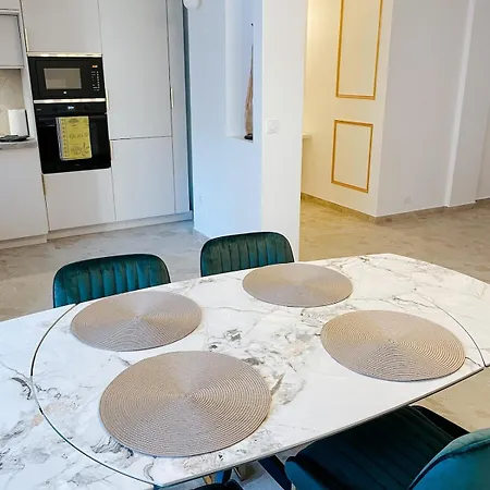 Apartment De Luxe Climatise, Parking & 2 Balcons *