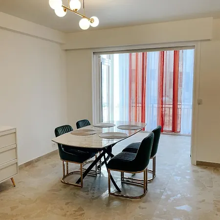Apartment De Luxe Climatise, Parking & 2 Balcons