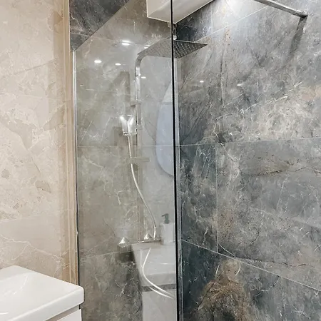 De Luxe Climatise, Parking & 2 Balcons