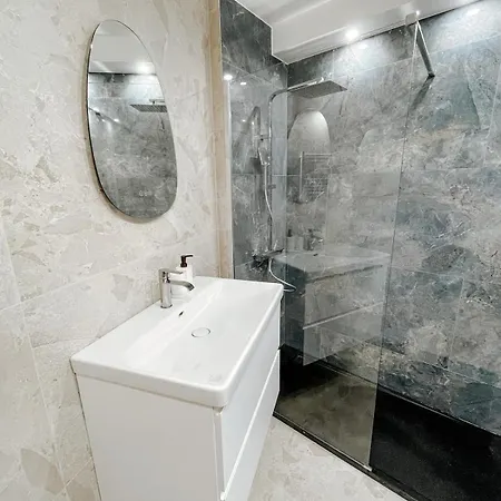 Apartment De Luxe Climatise, Parking & 2 Balcons