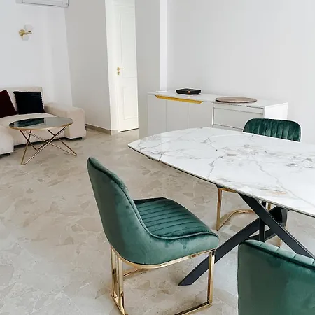 De Luxe Climatise, Parking & 2 Balcons Apartment *