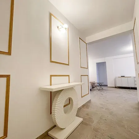 De Luxe Climatise, Parking & 2 Balcons Апартаменты *